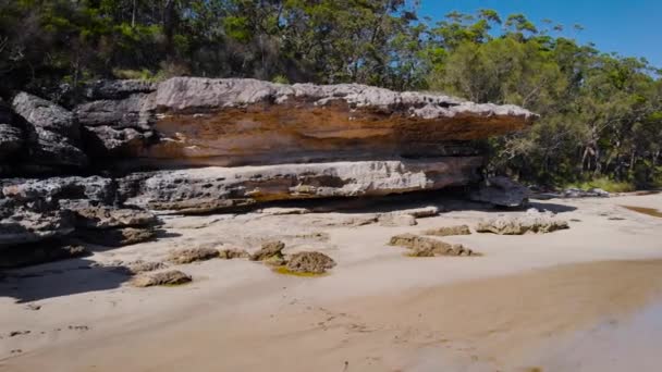 Jervis Bay in Australia. Spiaggia rocciosa panoramica e acqua limpida dell'oceano. Paesaggio mozzafiato, bella natura vicino al mare — Video Stock