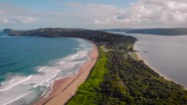 Палм-Бич, Австралия. Мбаппе, узкая береговая линия, океанские волны, песок и зеленая зона . — стоковое видео