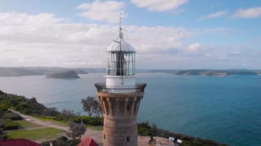 Barrenjoey Deniz Feneri. Güzel bir yer, okyanusta resim gibi bir kaya, üzerinde bir deniz feneri var..