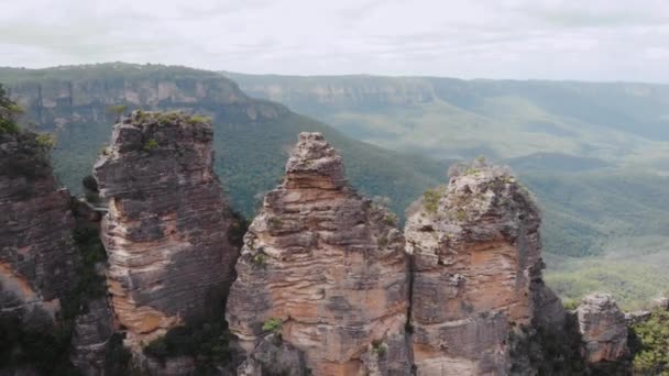 Blue Mountains nationalpark. Tre systrar, vackra klippor mitt i en grön buske. Flygbild — Stockvideo