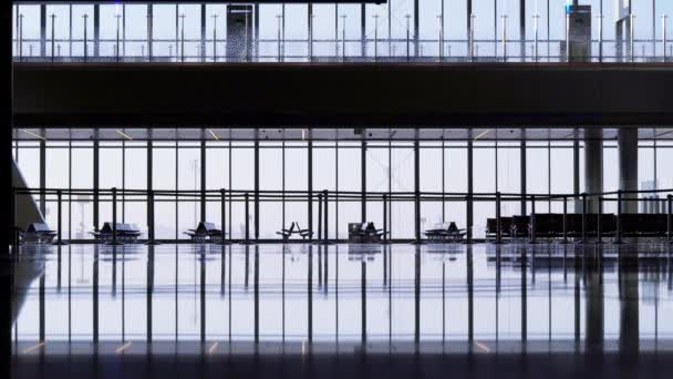 Un pasajero solitario en el gran vestíbulo del aeropuerto. Crisis de las líneas aéreas — Vídeo de stock
