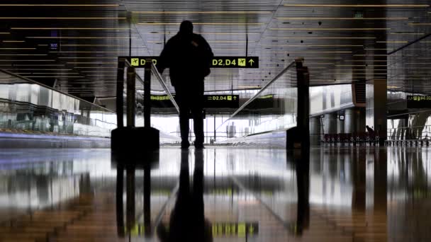 Une sombre salle d'attente pour un grand aéroport international . — Video