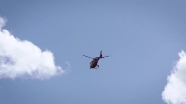 Gökyüzünde bir helikopter var. Büyük şehirlerde küçük havacılık gelişiyor.