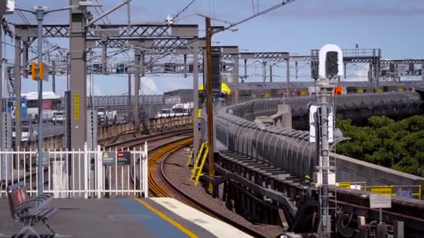 De transportinfrastructuur van de grote stad. De trein komt naar het station.. — Stockvideo