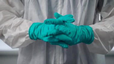 Salgın Covid-19. Bir sağlık çalışanı ellerine antiseptik veriyor. Virüs ve bakterileri tüketmek için dezenfektan gerekli..