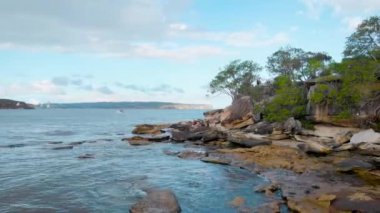 Okyanus körfezindeki güzel kaya. Taş pelerin, denizde süzülen resim gibi. Yaz akşamı.