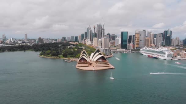 Vista de Sydney desde la bahía. Australias ciudad principal con sus rascacielos, ópera y puerto . — Vídeo de stock
