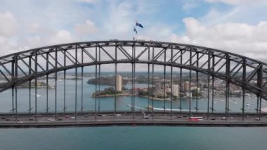 Sydney Liman Köprüsü. Sydney 'deki ana köprü. Güçlü kemerli yapı.