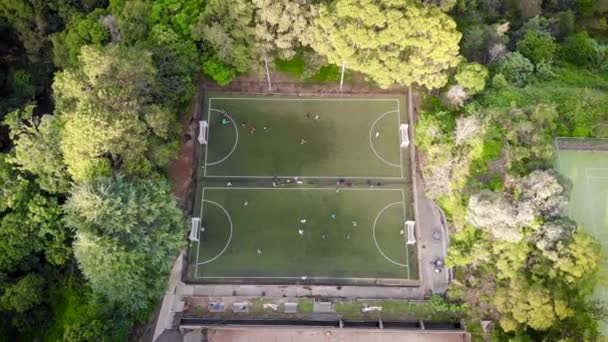 Luftaufnahme. Amateurtraining im Mini-Fußball. Teams messen sich in Schnelligkeit und Treffsicherheit. — Stockvideo