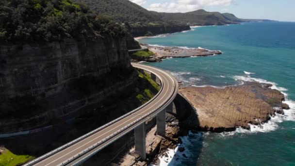 Vue aérienne. Belle scène avec un estokad, rocher et océan. La route longe le rivage . — Video