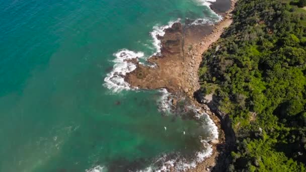 Vista de cima. Na moldura é o oceano, capa rochosa e floresta verde . — Vídeo de Stock