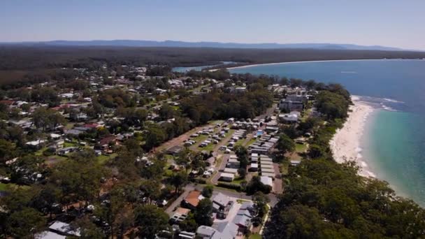 Jervis Bay Ausztráliában. Üdülőhely az öbölben, Tiszta Kék Lagúna kemping és kis kabinok. — Stock videók