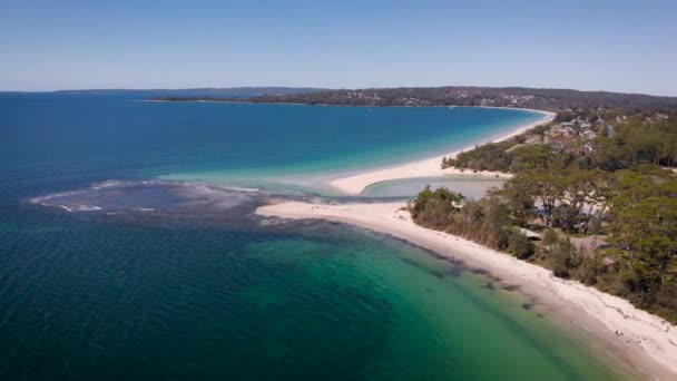 Jervis Bay in Australië. Resort in de baai, Pure Blue Lagoon camping en kleine hutten. — Stockvideo