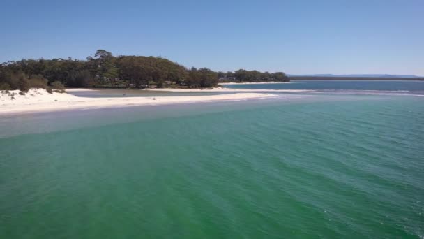 Jervis Bay in Australië. Prachtige blauwe baai met wit zand en pittoreske vegetatie — Stockvideo