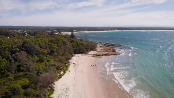 Bahía Jervis en Australia. Hermosa bahía azul con arena blanca y vegetación pintoresca — Vídeo de stock