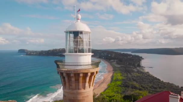 Phare de Barrenjoey. Un bel endroit, un rocher pittoresque dans l'océan, sur lequel il y a un phare . — Video