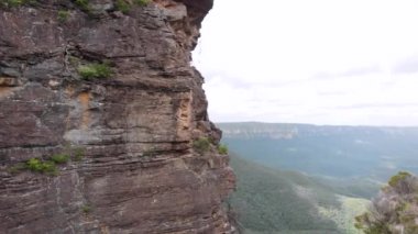 Blue Mountains Ulusal Parkı. İki kaya arasındaki muhteşem açıklık.