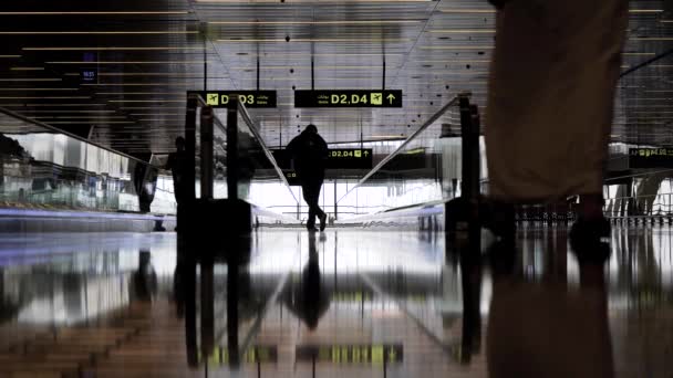 Μια σκοτεινή αίθουσα αναμονής για ένα μεγάλο διεθνές αεροδρόμιο. — Αρχείο Βίντεο