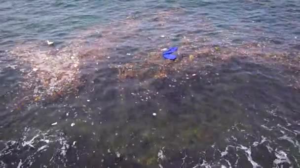 Műanyag szennyezés az óceánok világában. Nagy mennyiségű törmelék úszik a vízben.. — Stock videók