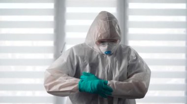 Salgın Covid-19. Koruyucu kıyafetli bir virüs uzmanı portresi. Bir erkek epidemiyoloji uzmanı enfeksiyonla savaşmaya hazır..
