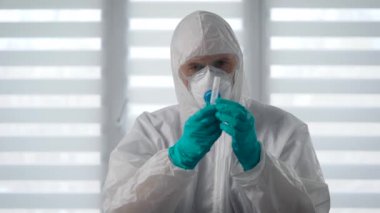 Salgın Covid-19. Bulaşıcı hastalığın doktoru virüsün test testini inceliyor..