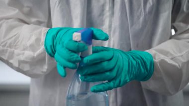 Salgın Covid-19. Bir sağlık çalışanı ellerine antiseptik veriyor. Virüs ve bakterileri tüketmek için dezenfektan gerekli..