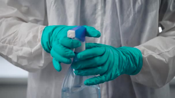 Pandemia Covid-19. Un operatore sanitario si cura le mani con un antisettico. Un disinfettante è necessario per consumare virus e batteri . — Video Stock