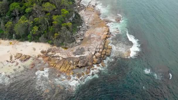 Hermosa roca en la bahía del océano. El cabo de piedra es pintoresco lysing en el mar. Noche de verano — Vídeos de Stock