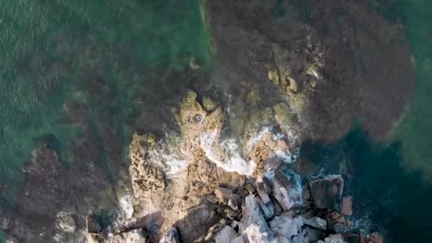 Hermosa roca en la bahía del océano. El cabo de piedra es pintoresco lysing en el mar. Noche de verano — Vídeo de stock
