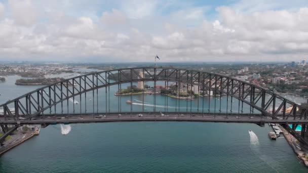 Sydney Liman Köprüsü. Sydney 'deki ana köprü. Güçlü kemerli yapı. — Stok video