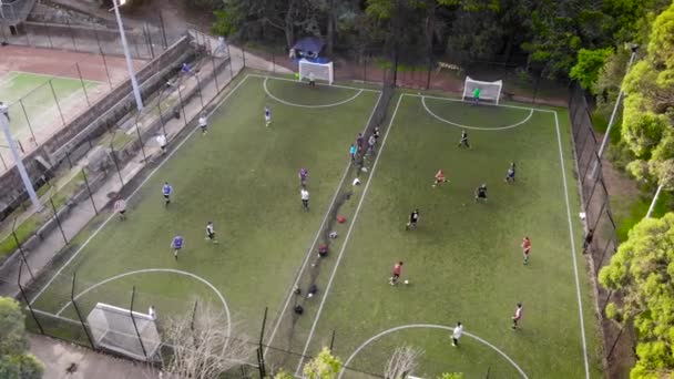 Hava görüntüsü. Mini futbolda amatör eğitim. Takımlar hız ve doğrulukla yarışıyor. — Stok video