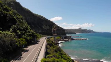 Hava görüntüsü. Estokad, kaya ve okyanusla güzel bir sahne. Yol sahil boyunca uzanıyor..