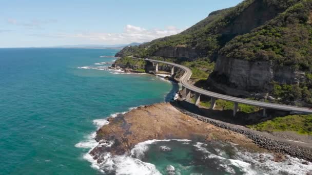 Sea Cliff Bridge v Austrálii. Je to krásná cesta podél oceánu. Krásná scenérie za jasného letního dne. — Stock video