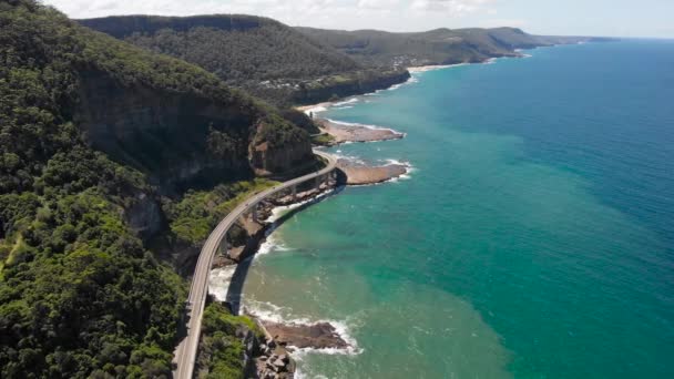 Sea Cliff Bridge in Australië. Het is een prachtige weg langs de oceaan. Prachtige omgeving op een heldere zomerdag. — Stockvideo