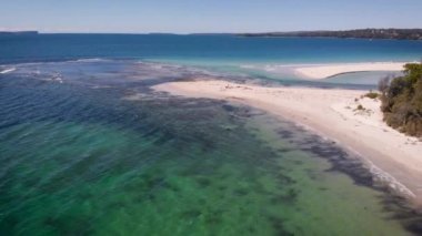 Avustralya 'daki Jervis Körfezi. Güzel mavi körfez beyaz kumlu ve resimli bitki örtüsüyle