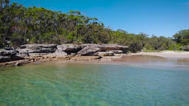 Jervis Bay en Australie. Côte rocheuse pittoresque et eau claire de l'océan. Paysage magnifique, belle nature près de la mer — Video