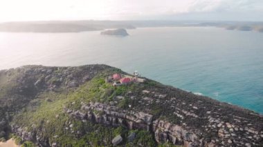 Barrenjoey Deniz Feneri. Güzel bir yer, okyanusta resim gibi bir kaya, üzerinde bir deniz feneri var..