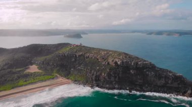 Palm Beach, Avustralya. Güzel, dar sahil şeridi, okyanus dalgaları kum ve yeşil bitki örtüsü. Hava görünümü