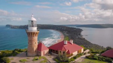 Barrenjoey Deniz Feneri. Güzel bir yer, okyanusta resim gibi bir kaya, üzerinde bir deniz feneri var..