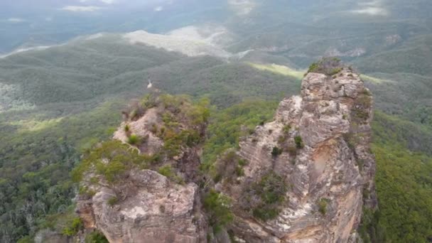 ブルーマウンテン国立公園。3人の姉妹は、緑の茂みの真ん中に美しい崖。空中風景 — ストック動画