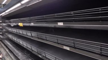 Büyük bir süpermarkette boş raflar. Panik bazı mallarda kıtlığa yol açtı.