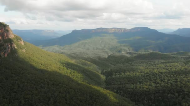 Blue Mountains Nationalpark. Schöne Naturlandschaft in felsigem Wald. — Stockvideo