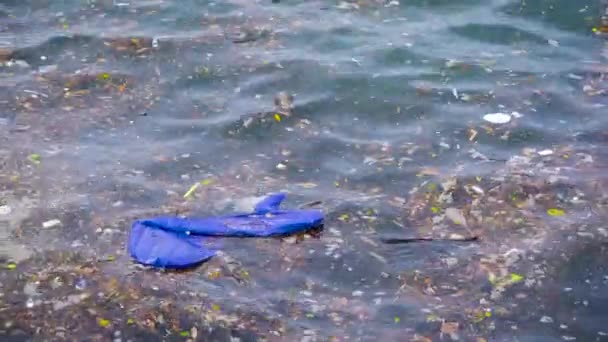 Plastic vervuiling in de oceanen. Een grote hoeveelheid puin drijft in het water. — Stockvideo