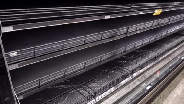 Empty shelves in the store. Food was sold out in the face of panic and crisis. — Stock Video