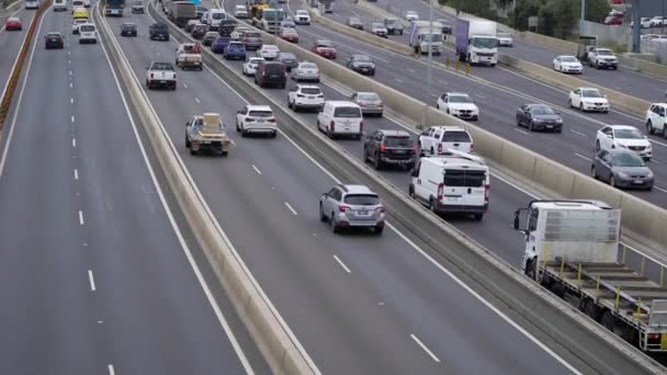 宽阔的高速公路上繁忙的交通.城市道路基础设施. — 图库视频影像