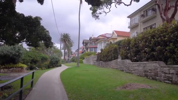 Un beau quartier cher avec pelouses soignées et maisons élégantes . — Video