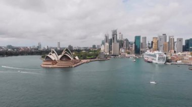Sydney 'nin körfezden görünüşü. Gökdelenleri, operası ve limanı ile Avustralya 'nın ana şehri.