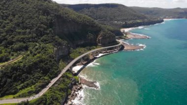 Avustralya 'daki Sea Cliff Köprüsü. Okyanus boyunca güzel bir yol. Parlak bir yaz gününde güzel bir manzara..