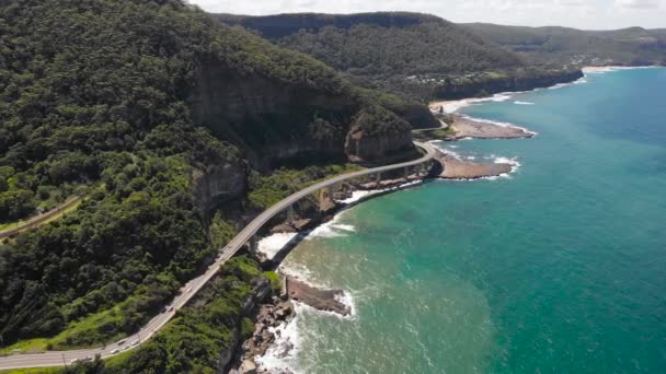 Sea Cliff Bridge in Australia. E 'una bella strada lungo l'oceano. Bellissimo paesaggio in una luminosa giornata estiva . — Video Stock