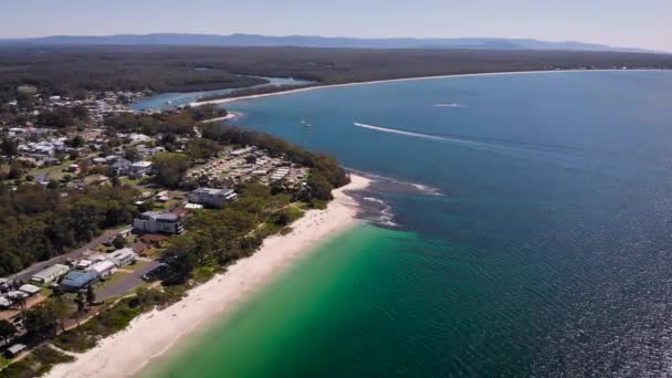 Jervis Bay in Australië. Resort in de baai, Pure Blue Lagoon camping en kleine hutten. — Stockvideo